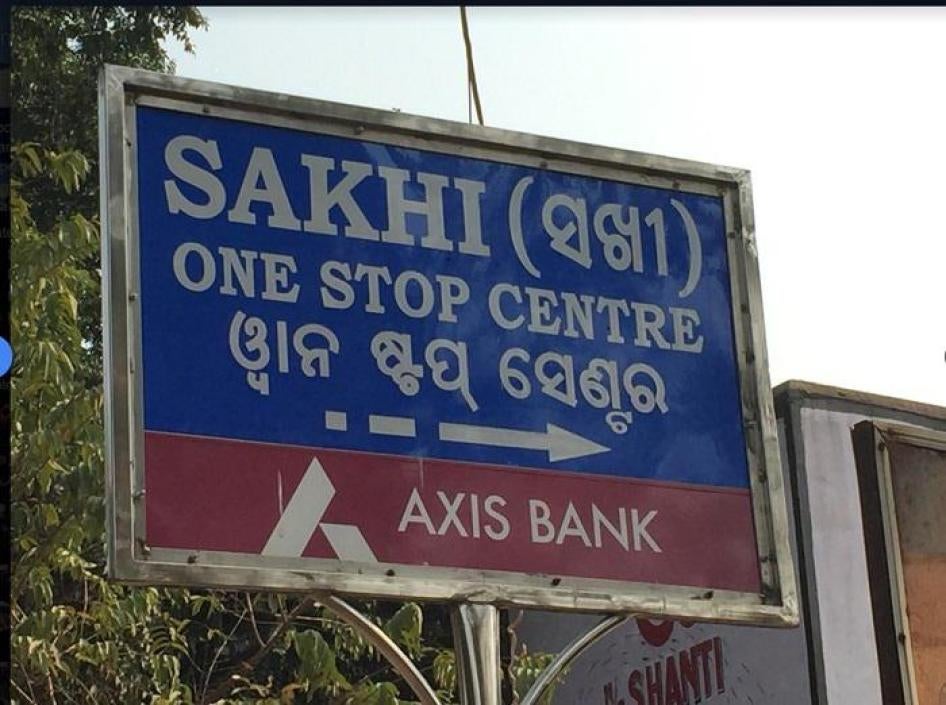 Un panneau indiquant la direction vers un centre de crise intégré (« one-stop center ») géré par le gouvernement provincial à Bhubaneswar (État d’Odisha) en Inde. Ces centres sont des lieux où les victimes de violence peuvent trouver des services intégrés