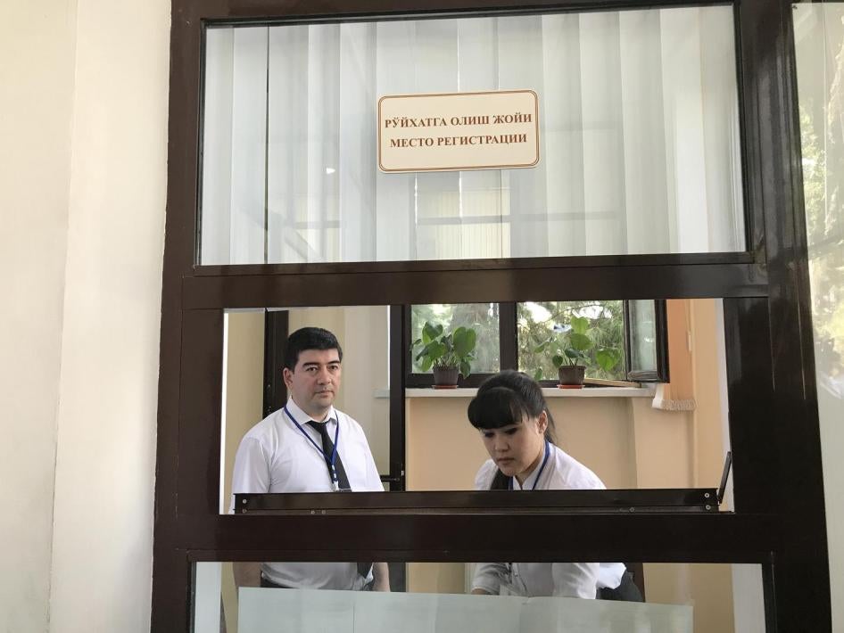 Работники президентской приемной в Ташкенте — одной из целой сети, развернутой по стране президентом Мирзиёевым.