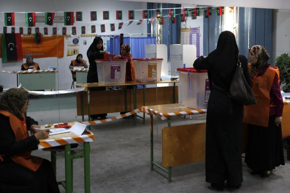 Une femme vote dans un bureau de vote mis en place dans une école dans la capitale de la Libye, lors des élections législatives tenues le 25 juin 2014.