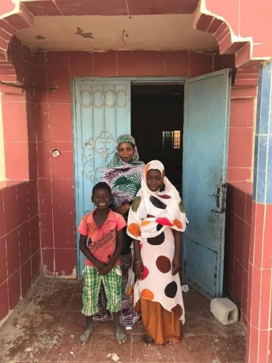 خيرة وأطفالها توراد وفاطماتا اللذان لم يُسمح لهما بالتسجيل في المدرسة العامة لعدم تقييدهما في سجل السكان، نواكشوط، موريتانيا، 23 أكتوبر/تشرين الأول 2017.