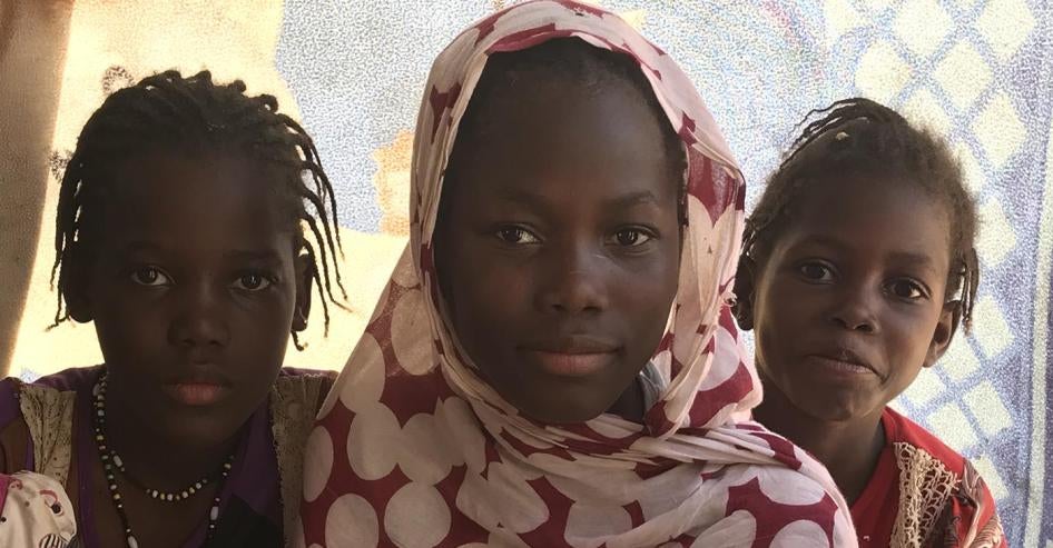 ثلاثة من أولاد مريما الـ 10: خديجتو، وآسيا، وعائشة اللواتي التحقن مؤخرا بالمدرسة الابتدائية رغم عدم تقييدهن في سجل السكان، بفضل مساعدة مُنظمة موريتانية غير حكومية، "رابطة النساء معيلات الأسر". نواكشوط، موريتانيا، 23 أكتوبر/تشرين الأول 2017.
