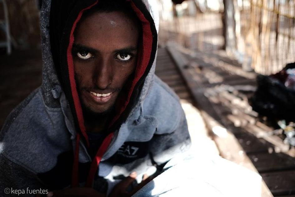 Segen, un eritreo di 22 anni, fissa l’obiettivo prima di sbarcare a Pozzallo, in Sicilia, dalla Eritrean, nave di soccorso Pro Activa Open Arms il 13 marzo 2018.