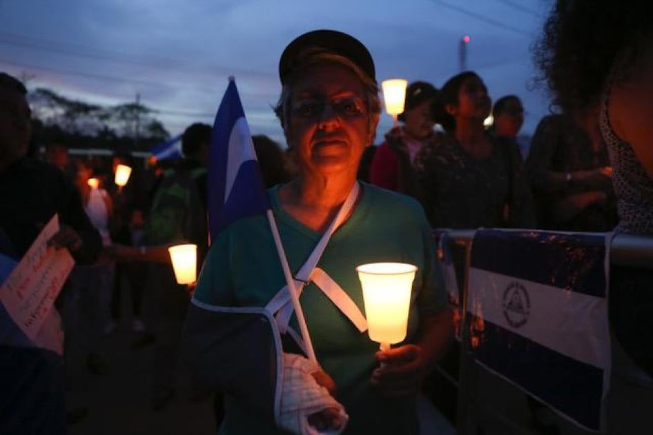 Manifestantes participan en una vigilia el 26 de abril del 2018, en Managua, Nicaragua, para rendir tributo al periodista Ángel Gahona, quien falleció el 21 de abril mientras reportaba sobre las protestas en la ciudad de Bluefields. 