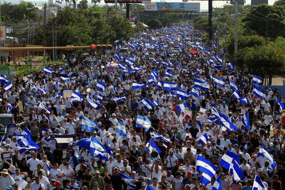 Manifestantes protestan contra la violencia policial y el gobierno del Presidente Daniel Ortega en Managua, Nicaragua, el 23 de abril de 2018.