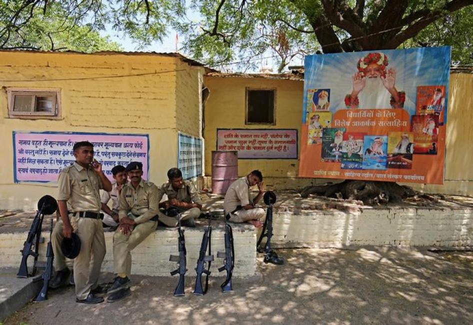 Beberapa polisi sedang beristirahat saat berjaga di dalam ashram Asaram Bapu, sebelum pengadilan menghukumnya karena memperkosa seorang gadis remaja, di Ahmedabad, India, 25 April 2018. 