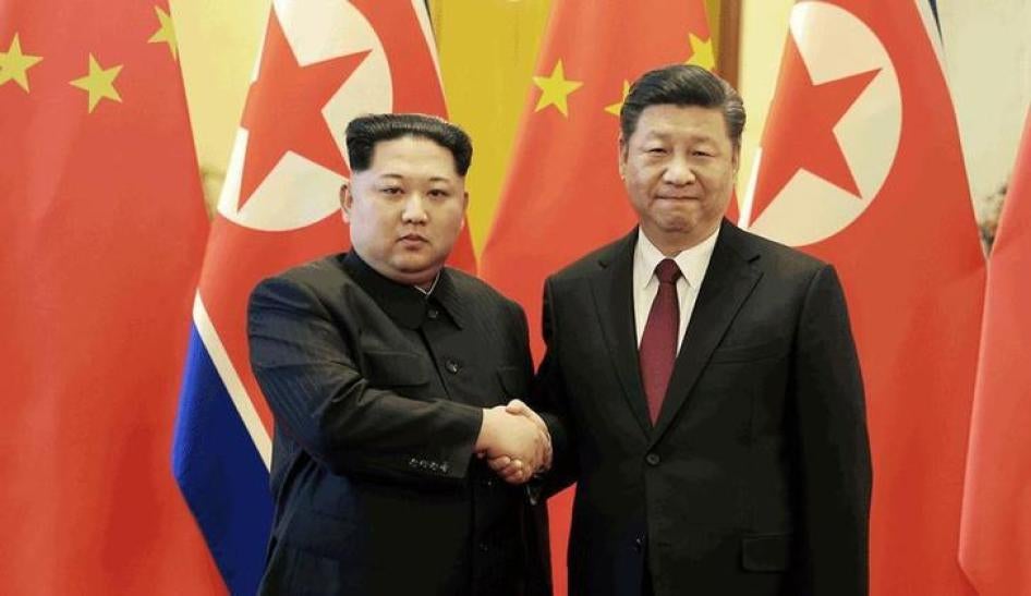 朝鲜领导人金正恩非正式访问中国，在北京会见中国国家主席习近平时握手留影，朝鲜中央通讯社（朝中社）发自平壤，2018年3月28日。