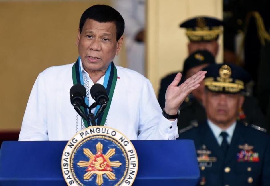 Bahasa tubuh Presiden Filipina Rodrigo selama upacara serah terima jabatan di Angkatan Bersenjata Filipina (AFP) di Kamp Aguinaldo di Kota Quezon City, Metro Manila, Filipina, 18 April 2018. 