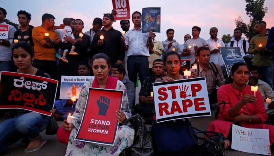 Orang-orang menyalakan lilin di Bengaluru, India, untuk memprotes pemerkosaan terhadap seorang anak perempuan berusia 8 tahun di Kathua dan seorang remaja di Unnao, 13 April 2018.