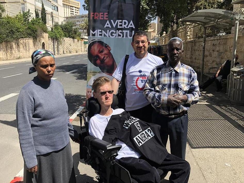 הוריו של אברה מנגיסטו ופעילים למען זכויות בעלי מוגבלויות באוהל מחאה בירושלים.  