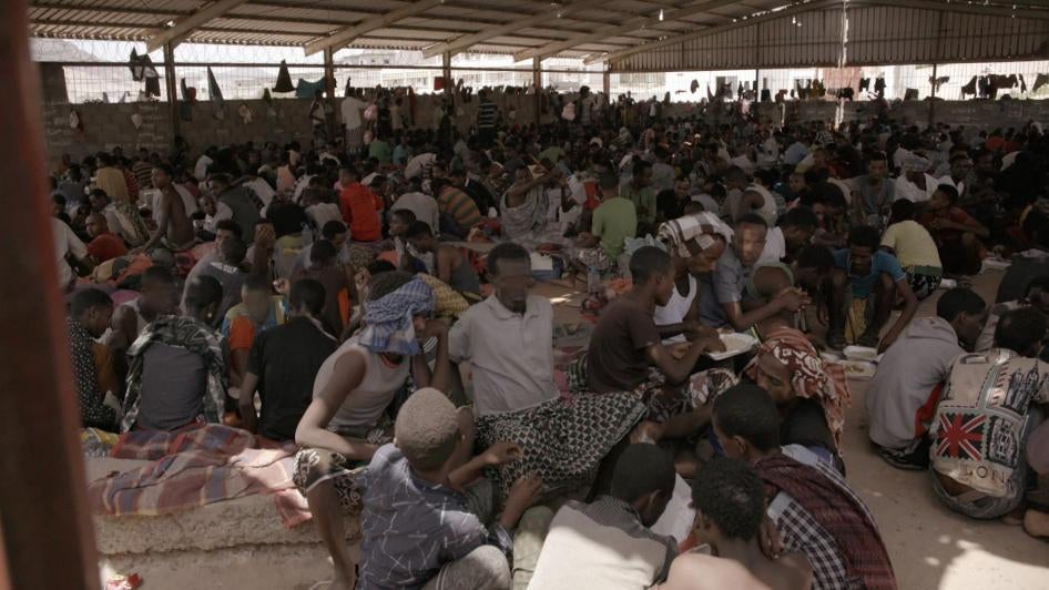 رجال وفتيان من القرن الأفريقي محتجزون في مركز البريقة في محافظة عدن، اليمن. © 2018 "فايس نيوز تونايت" على قناة HBO