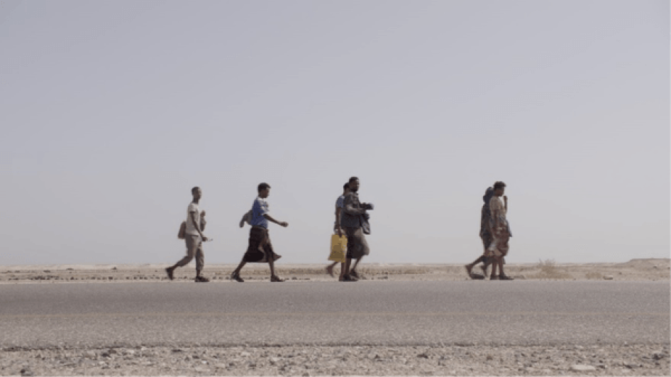 مهاجرون إثيوبيون يسيرون على طريق في محافظة شبوة، اليمن. © بان فولي، "فايس نيوز تونايت" على قناة HBO، 2018.