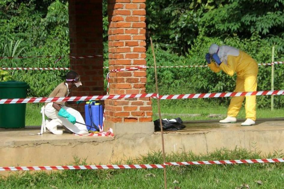Un agent de santé congolais est aspergé de chlore après avoir visité le service d’isolement de l’hôpital de Bikoro, qui avait reçu un nouveau cas suspect d’Ebola, à Bikoro, en République démocratique du Congo, le 12 mai 2018.