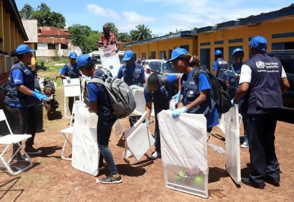 Des travailleurs de l’Organisation mondiale de la santé (OMS) préparent un centre de vaccination lors du lancement d’une campagne contre une épidémie d’Ebola dans la ville portuaire de Mbandaka, en République démocratique du Congo, le 21 mai 2018.