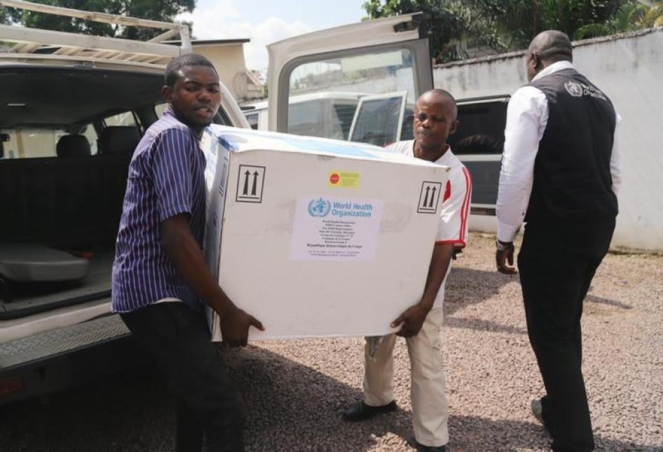 Des fonctionnaires du ministère de la Santé congolais transportent le premier lot de vaccins expérimentaux contre le virus Ebola à Kinshasa, en République démocratique du Congo, le 16 mai 2018.