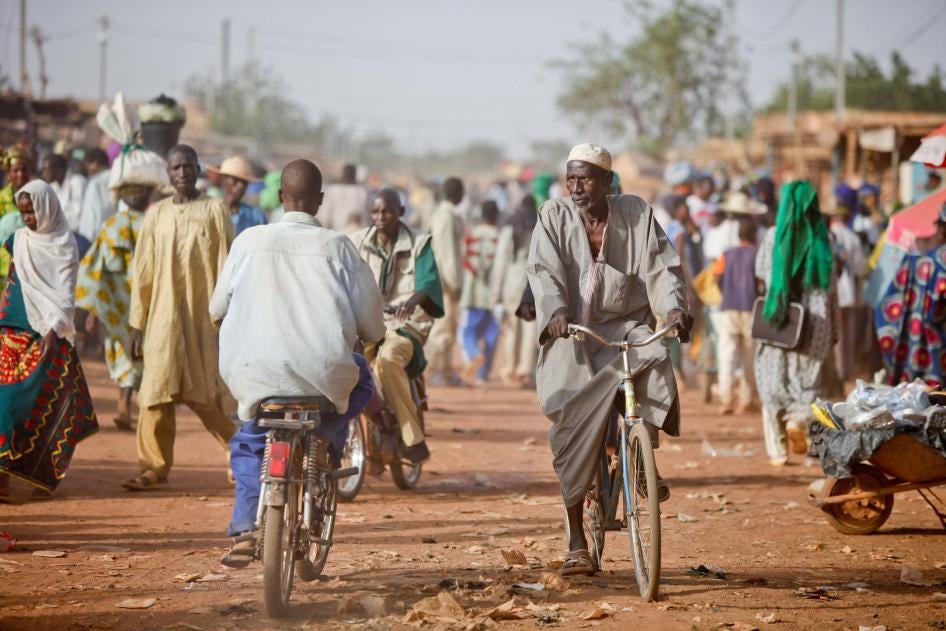 Des personnes circulent à Djibo, dans la province du Soum située dans la région administrative du Sahel au Burkina Faso, un jour de marché. 