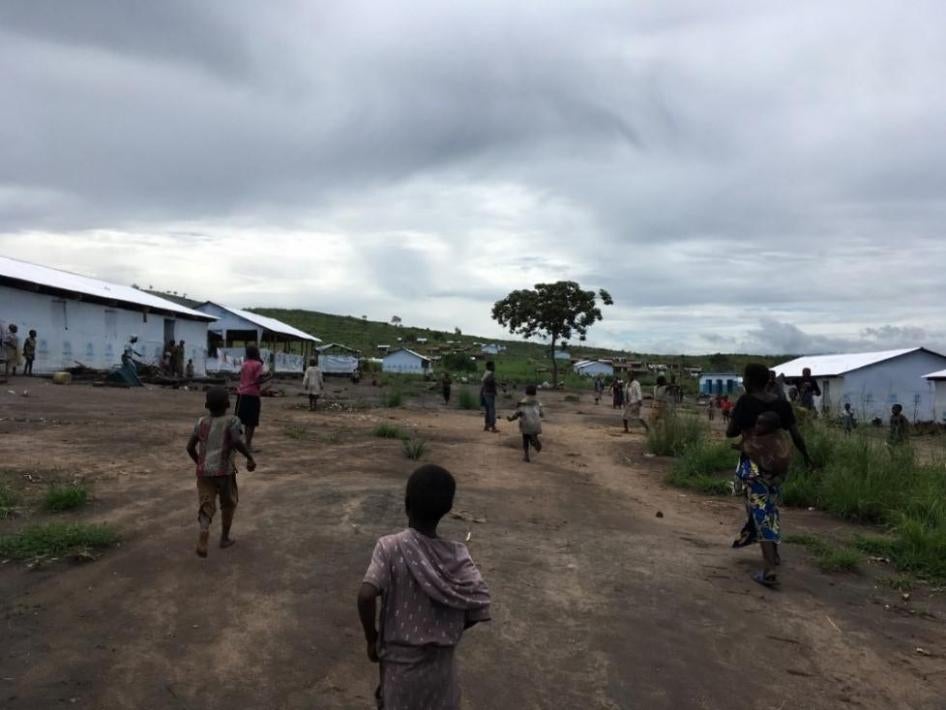 布隆迪难民栖身于刚果民主共和国东部的穆隆圭（Mulongwe）难民营。他们入营前，大多要在附近的中转站等候数月。