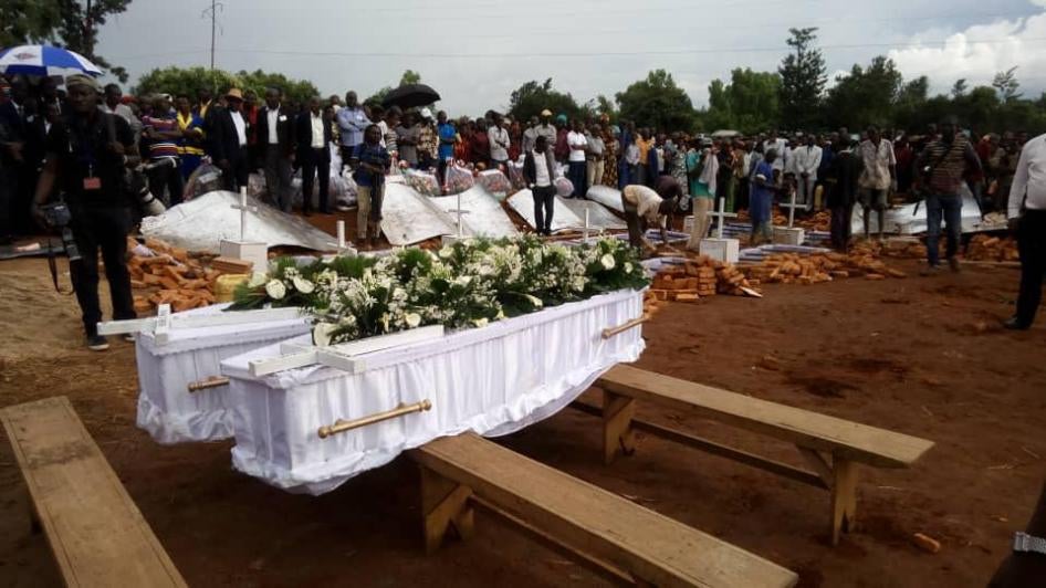 Les funérailles des 26 personnes tuées le 11 mai 2018 à Ruhagarika, au Burundi, ont eu lieu le 15 mai, quatre jours après ce massacre.