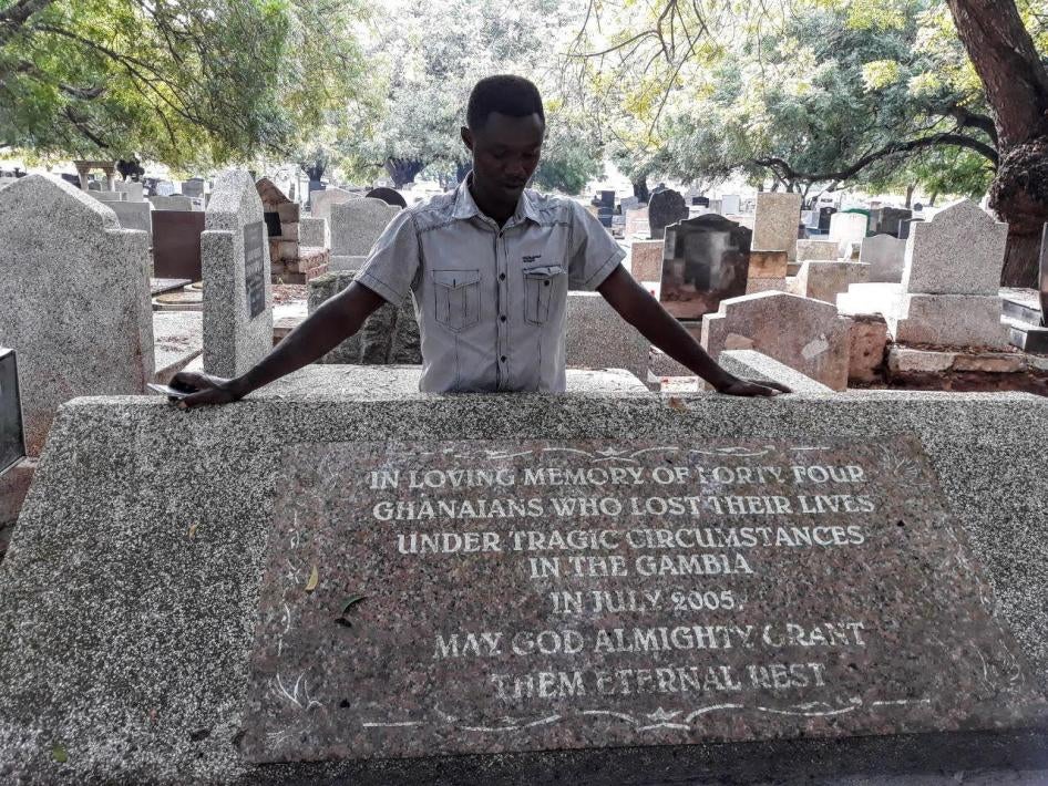 Martin Kyere, un Ghanéen qui a survécu à un massacre perpétré en Gambie en 2005, photographié en février 2018 au cimetière d'Accra où reposent six corps rapatriés de la Gambie.