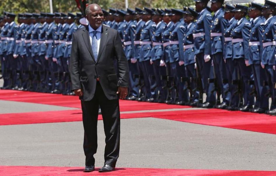 Tanzania's President John Magufuli leaves after inspecting a guard of honour during his official visit to Nairobi, Kenya October 31, 2016. REUTERS/Thomas Mukoya