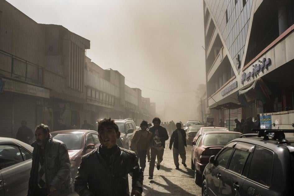 Des personnes fuient peu après l’explosion d’une ambulance piégée dans le centre de la capitale de l’Afghanistan, Kaboul, le 27 janvier 2018. Cet attentat a fait 103 morts et de nombreux blessés.