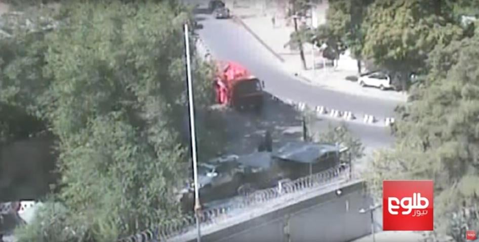 Screenshot of footage of the tanker truck about to turn right at the checkpoint in central Kabul, May 31, 2017.