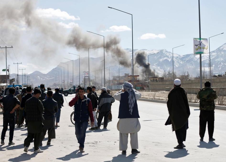 阿富汗首都喀布尔第六区警察局遭汽车炸弹攻击后冒起浓烟，2017年3月1日。