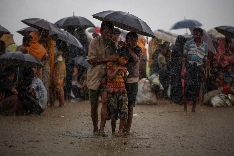 非法跨越国境的罗兴亚难民，在倾盆大雨中遭到孟加拉边防警卫队留置，孟加拉，泰纳夫（Teknaf），2017年8月31日。