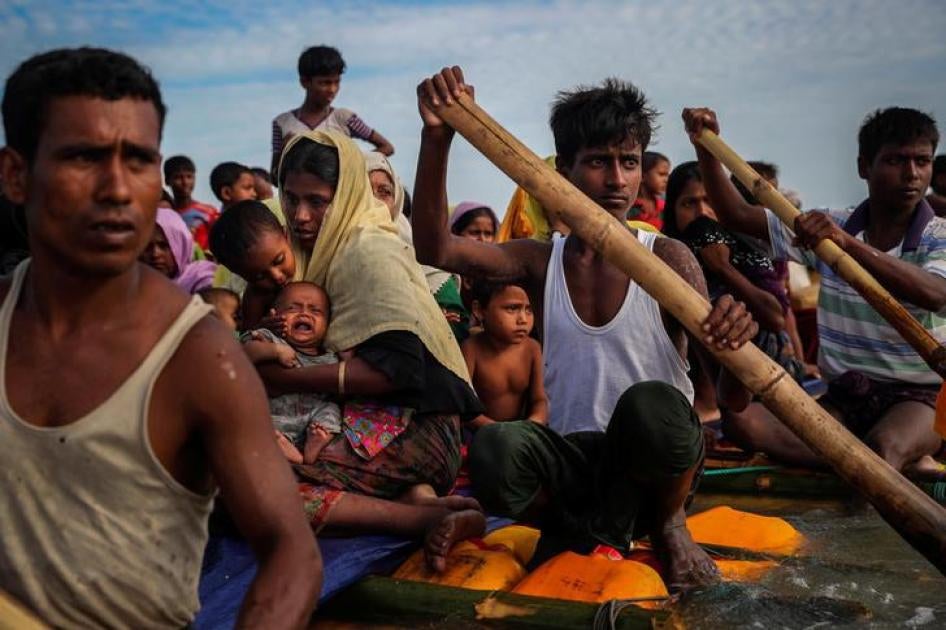 Pengungsi Rohingya menyeberangi Sungai Naf untuk mencapai Bangladesh dengan perahu improvisasi di Teknaf, Bangladesh, 12 November 2017.  