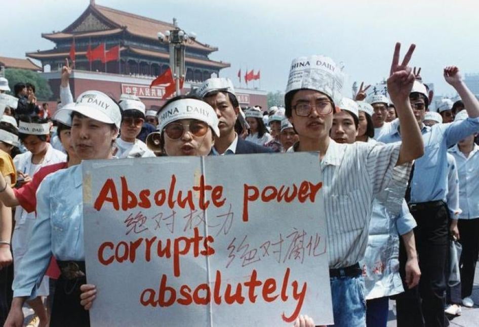 Sekelompok jurnalis mendukung aksi protes pro-Demokrasi di Tiananmen Square, Beijing, Tiongkok, 17 Mei 1989. © 1989 REUTERS/Carl H