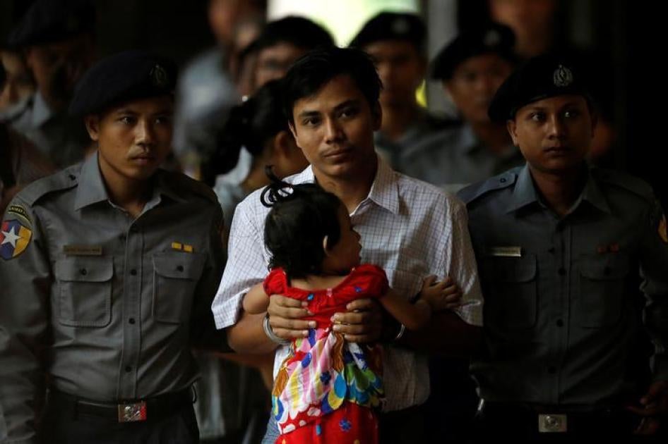 Detained and handcuffed Reuters journalist Kyaw Soe Oo carries his daughter Moe Thin Wai Zin while arriving for a court hearing in Yangon, Myanmar May 2, 2018. REUTERS/Ann Wang