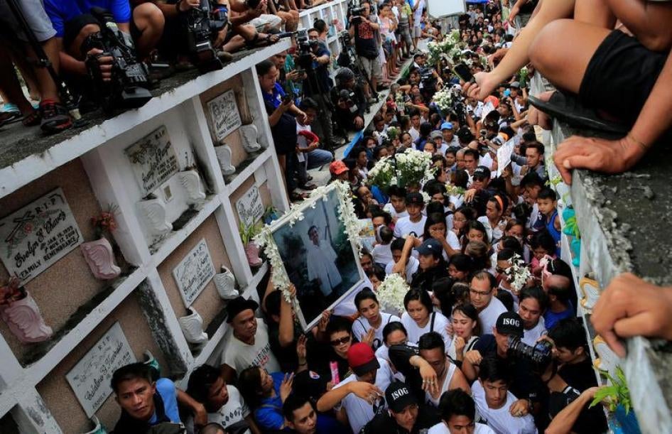 Mourners watch as Kian delos Santos, a 17-year-old student who was shot during anti-drug operations is buried in Caloocan, Metro Manila, Philippines August 26, 2017.