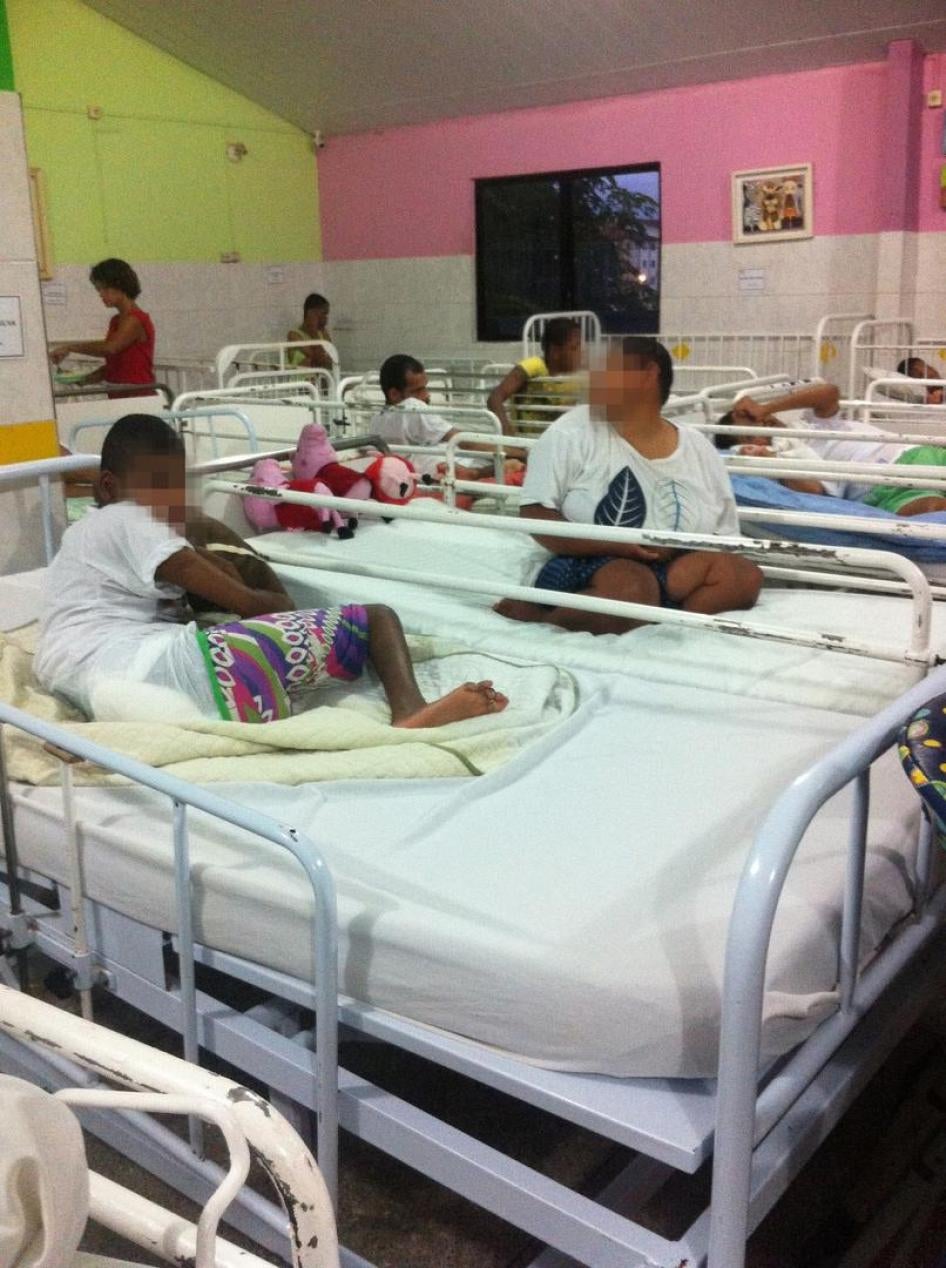 Um jovem amarrado a sua cama em uma instituição para 32 pessoas com deficiência no Rio de Janeiro. 