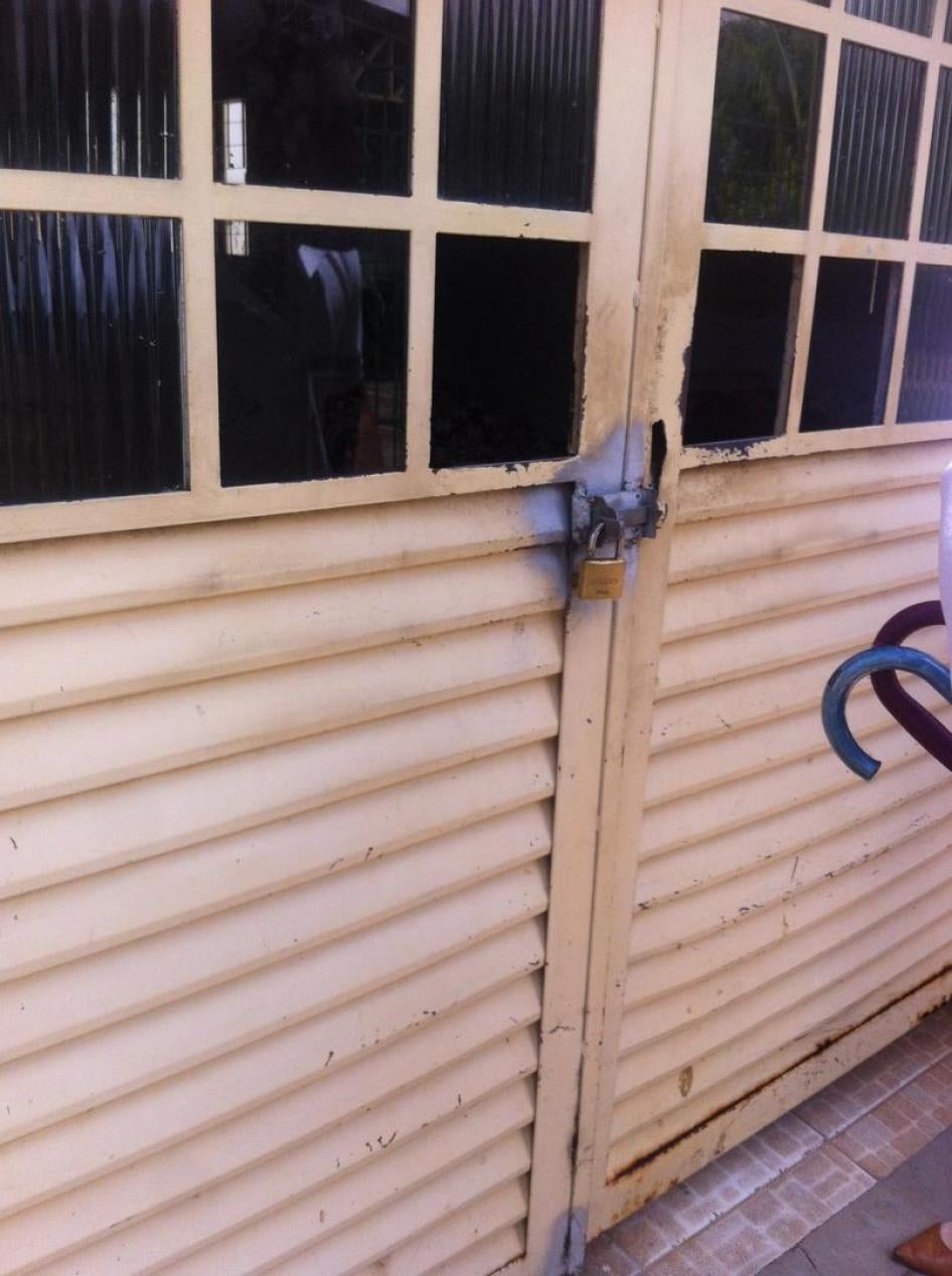 Uma porta trancada com cadeado em uma instituição para pessoas com deficiência nos arredores de Brasília (Distrito Federal). 