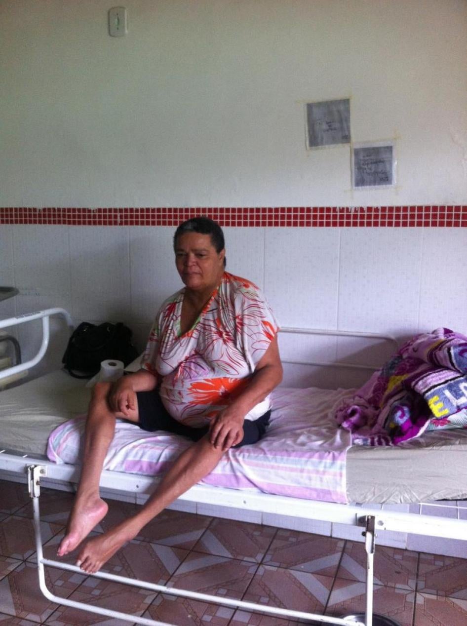 Uma mulher de 50 anos com uma deficiência física em uma instituição nos arredores de Brasília (Distrito Federal). Ela vive na instituição há 8 anos e não pode sair da instituição sem permissão de seus filhos. 