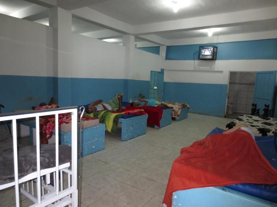 Um quarto para 10 pessoas em uma instituição para adultos e crianças no Rio de Janeiro. Os residentes tinham pouca ou nenhuma privacidade, nem itens pessoais. 