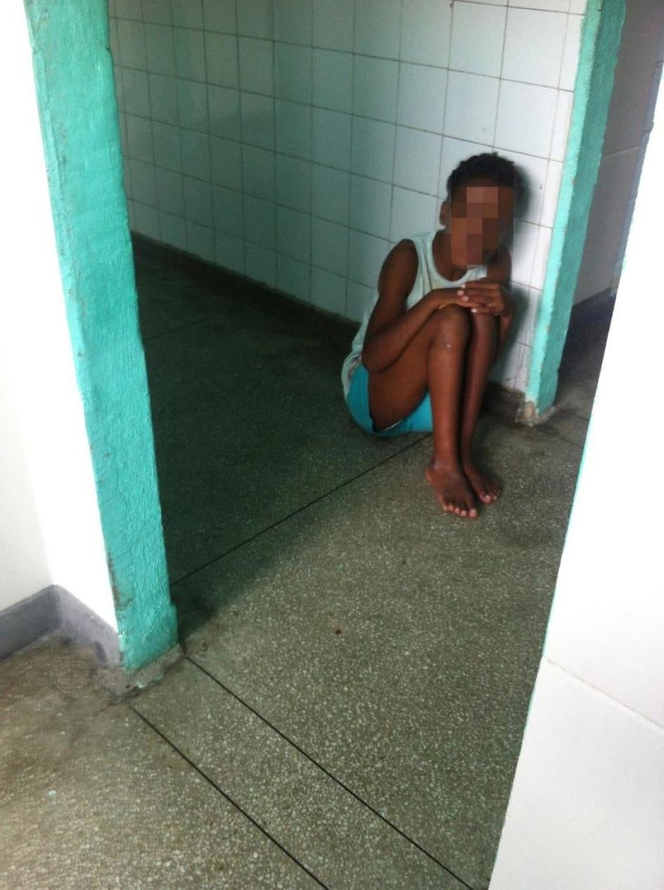 Uma jovem em um dormitório de uma instituição no Rio de Janeiro. 