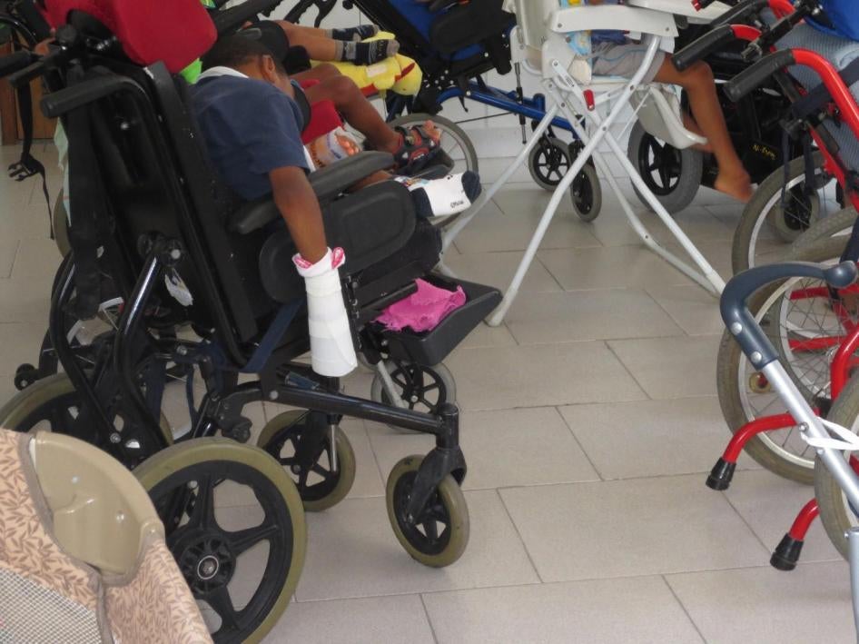 Funcionários em uma instituição no Rio de Janeiro prendem as mãos de crianças com deficiência para prevenir que elas mordam seus dedos ou se arranhem, em vez de implementar outros métodos para prevenir as crianças de se machucarem, como o cuidado pessoal 