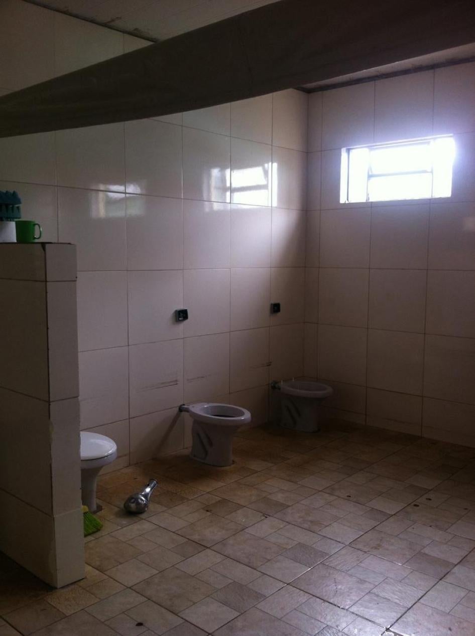 Um banheiro em uma instituição nos arredores de Brasília (Distrito Federal). Muitas instituições para pessoas com deficiência no Brasil não garantem privacidade aos residentes. 