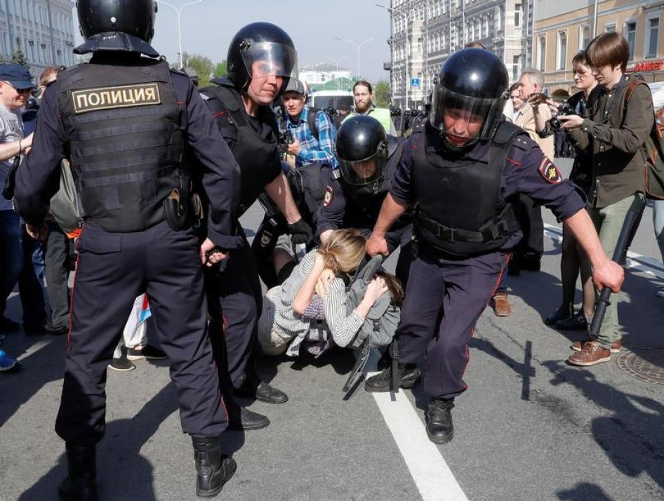 Policemen detain opposition supporters during a protest ahead of President Vladimir Putin's inauguration ceremony, Moscow, Russia May 5, 2018. 
