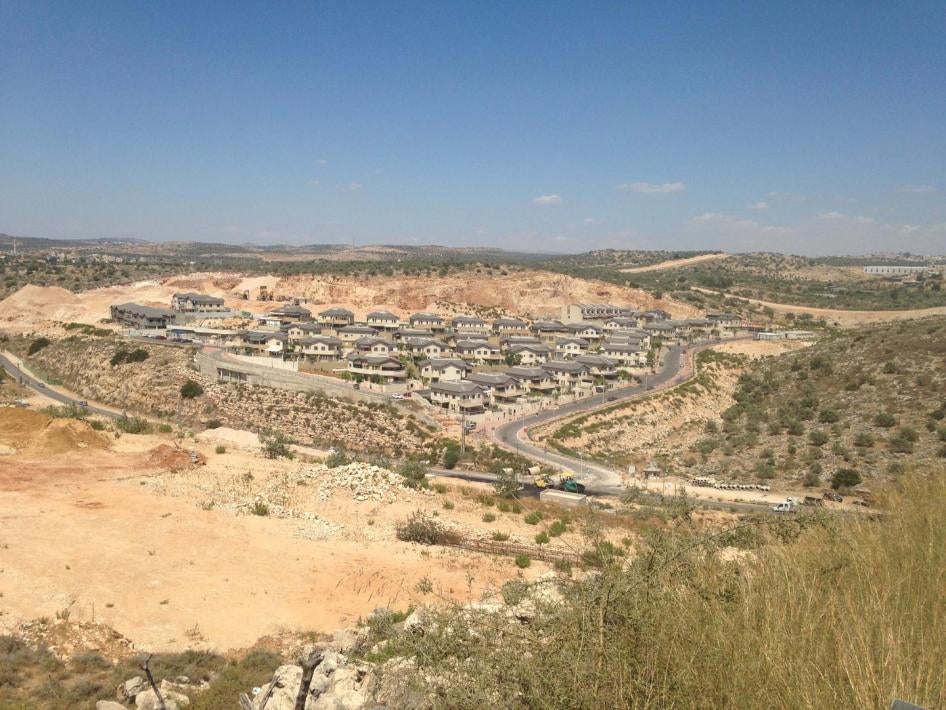 حي جديد في مستوطنة عيتس إفرايم الإسرائيلية قرب قرية مسحة الفلسطينية.