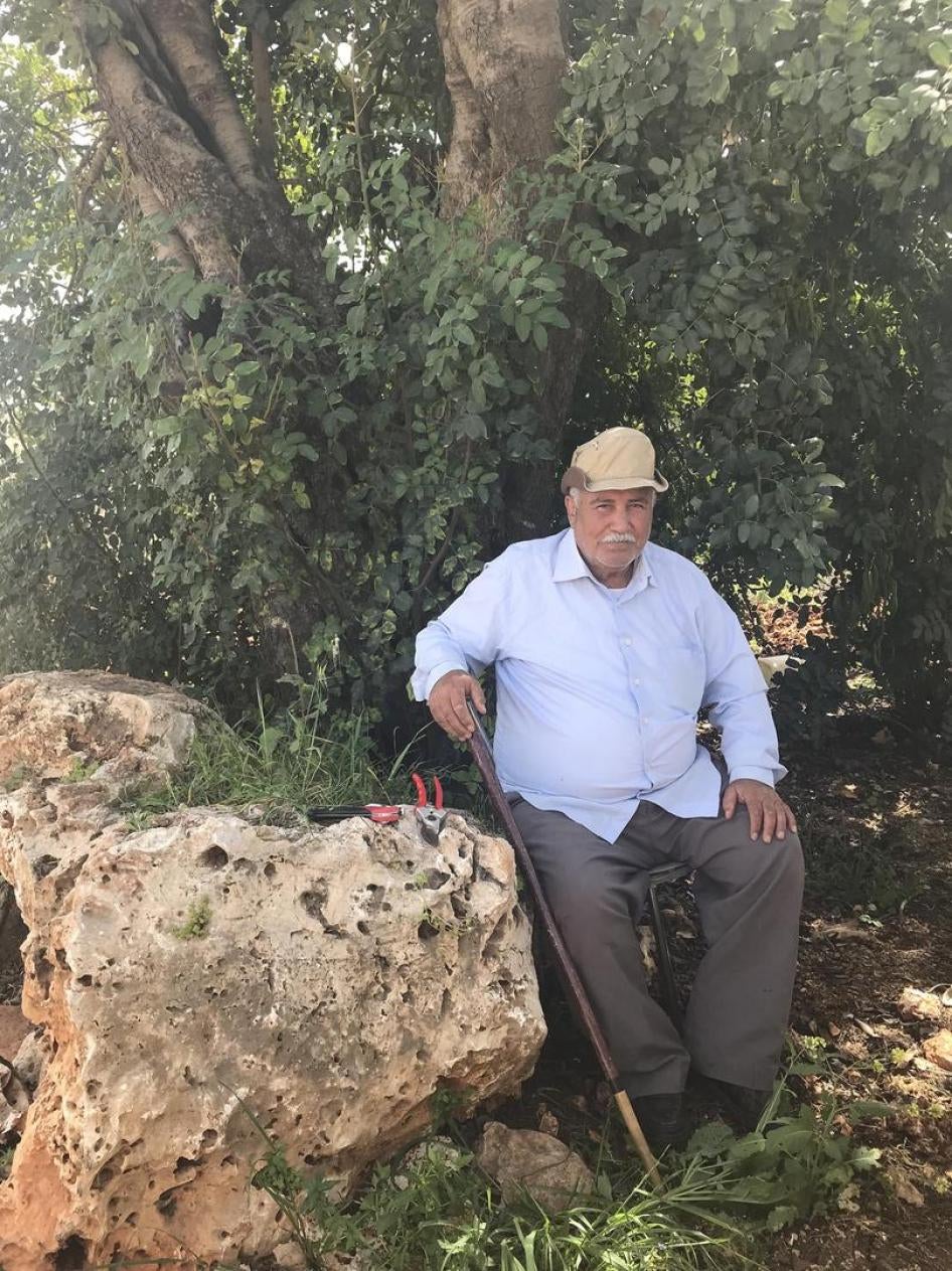 المزارع الفلسطيني أنور أبو خليل، الذي لا يستطيع الوصول إلا إلى جزء من أراضيه بصعوبة كبيرة بسبب جدار الفصل المحيط بمستوطنة ألفي منشيه