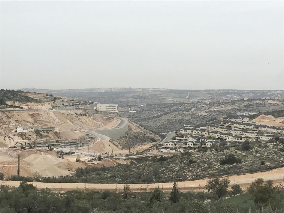 مشروع إنشاءات جديدة في مستوطنة إلكانا الإسرائيلية، على أرض يقول أعضاء من عائلة عامر من قرية مسحة إنها ملك لهم.