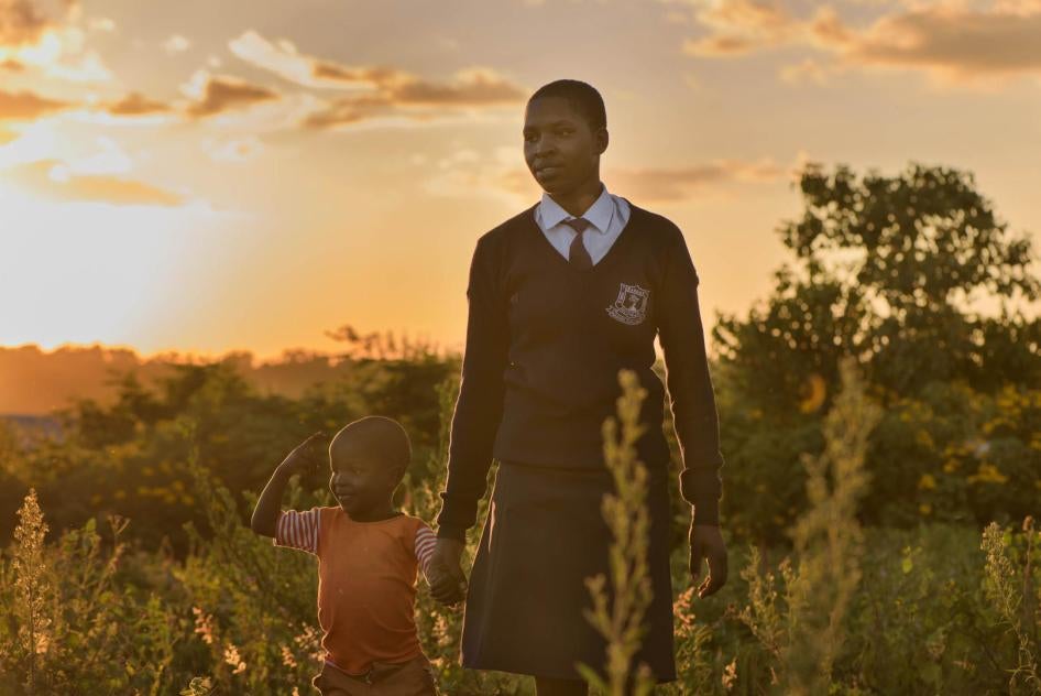 « Angela », 20 ans, marche avec son fils près de chez elle à son retour de l’école dans le comté de Migori, dans l’ouest du Kenya. 