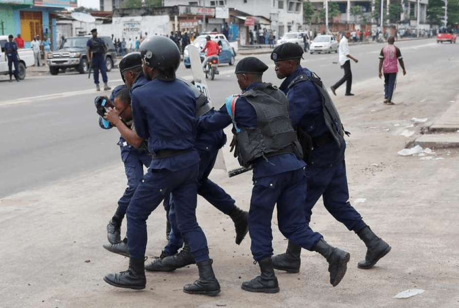 La police détient un manifestant lors d’une marche pacifique après la messe dominicale devant la cathédrale Notre-Dame à Kinshasa, en République démocratique du Congo, le 25 février 2018.