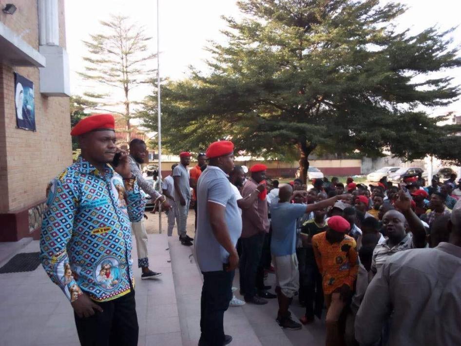 Des jeunes du parti au pouvoir – y compris des Jeunes Leaders portant des bérets rouges – à la cathédrale Notre-Dame, la paroisse principale de Kinshasa, en République démocratique du Congo, le 24 février 2018.