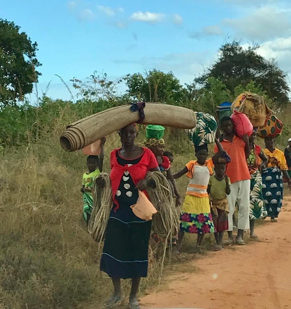 Residents of Naunde, in Macomia, Cabo Delgado, flee their village following an attack on June 5, 2018. ©2018 Human Rights Watch 