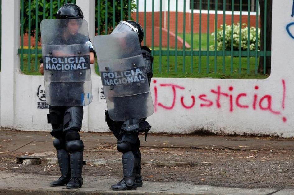 Policías anti-motines parados en frente de un grafiti que dice “justicia”, durante una manifestación en contra del Presidente Daniel Ortega, en Managua, Nicaragua, el 28 de mayo de 2018. 