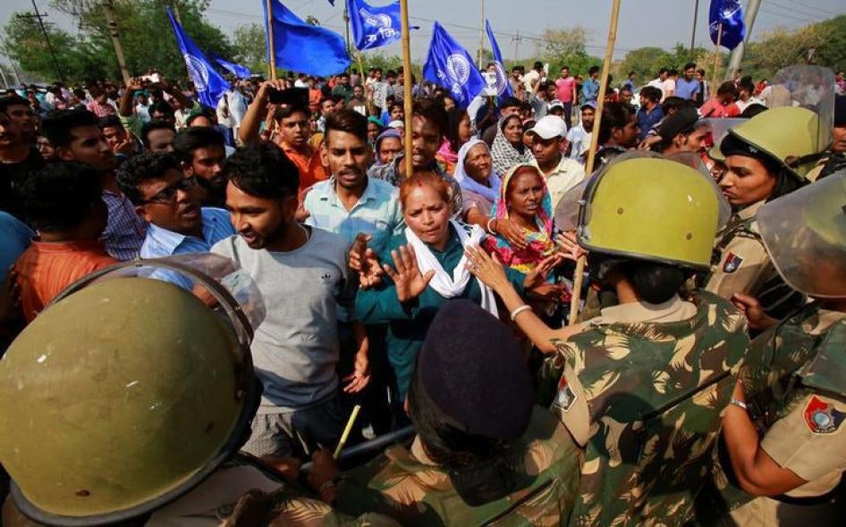 दलित संगठनों द्वारा बुलाये गए राष्ट्रव्यापी हड़ताल में विरोध प्रदर्शन करते दलित समुदाय के लोगों को रोकती पुलिस, 2 अप्रैल, 2018, चंडीगढ़, भारत.  © 2018 रॉयटर्स/अजय वर्मा