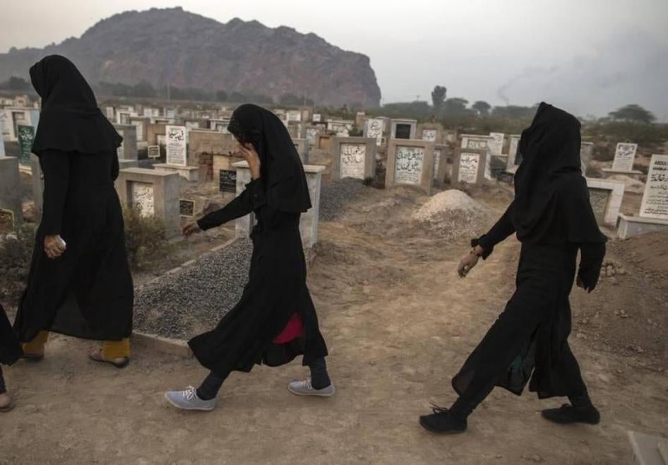 Para perempuan Ahmadiyah berjalan di pekuburan Ahmadiyah, Rayahbwah, Pakistan 9 Desember 2013.  