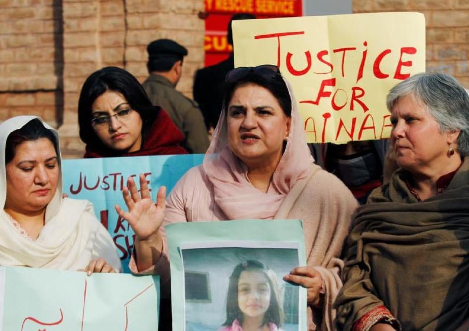 Orang-orang memegang poster yang isinya mengutuk pemerkosaan dan pembunuhan seorang anak perempuan berusia 7 tahun, Zainab Ansari di Kasur, saat protes di Peshawar, Pakistan 11 Januari 2018